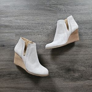Lucky Brand Taupe Gray Suede Yabba Wedge NWOB Size 9